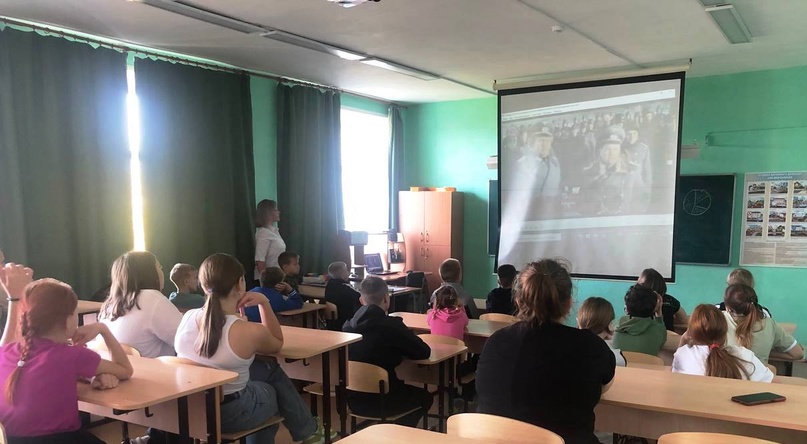 Сегодня для обучающихся 6 классов прошел кинолекторий «Зоя», посвященный 100-летию со дня рождения Зои Космодемьянской..