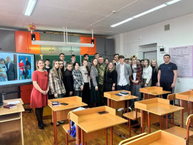 28 апреля состоялась встреча учащихся 10 и 11 классов с выпускником нашей школы, участником специальной военной операции на Украине, который в настоящее время находится в краткосрочном отпуске - Зориным Евгением..