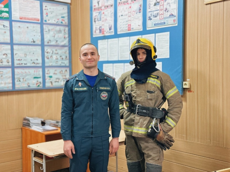 Первые пробуют себя в профессии пожарного.