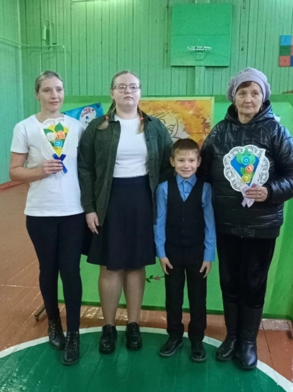 Среди многочисленных праздников, отмечаемых в нашей стране, День Матери занимает особое место.