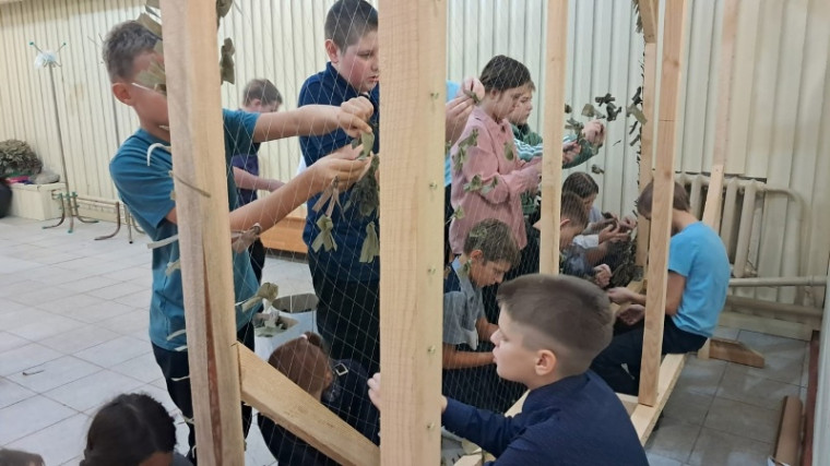 Учащиеся 6Б класса вместе с педагогом школы Жвик В. В. посвятили свое время благородному делу – плетению маскировочных сетей..