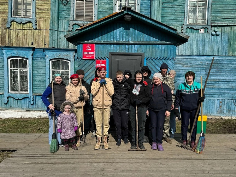 Субботник по уборке территории музея.