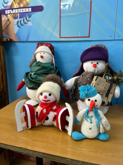 Парад снеговиков школы.