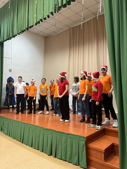 28 декабря, завершая четверть, актовый зал принял школьников 5-7 и 8-11 классов на новогодних мероприятиях.